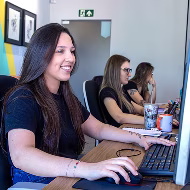 Imagem de mulher sorridente trabalhando com atendimento ao cliente